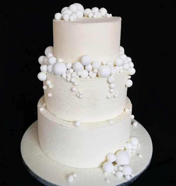 Trijų aukštų vestuviniai tortai su įvairiomis detalėmis – elegancija jūsų ypatingai dienai.