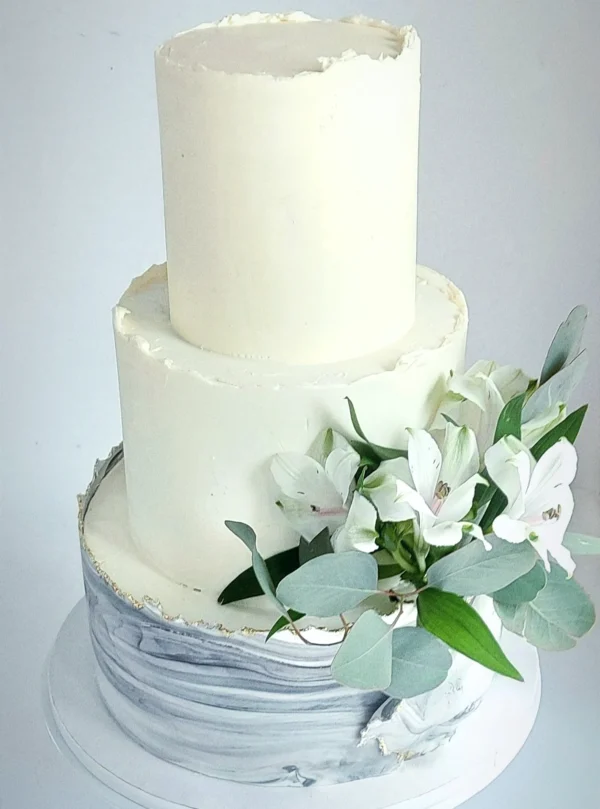 Klasikinis vestuvinis tortas su subtiliu dizainu – saldus akcentas jūsų šventei.